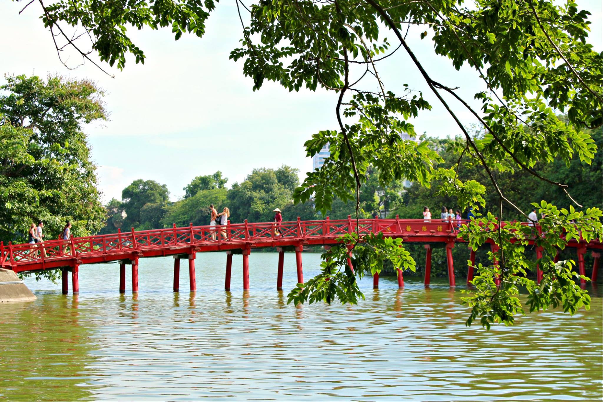 Huc, il ponte di collegamento tra la terraferma e il Tempio della Montagna di Giada ad Hanoi. Xin Chao Vietnam