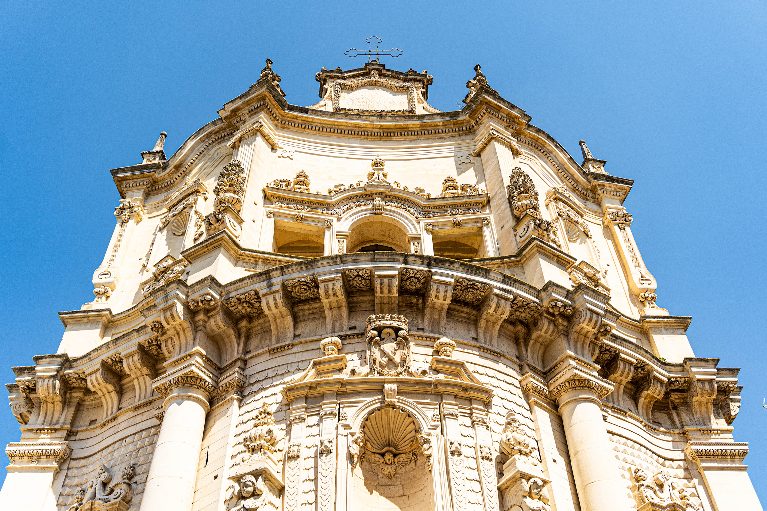 Dettaglio della parte superiore della Chiesa di San Matteo a Lecce. tipico esempio di Barocco Leccese