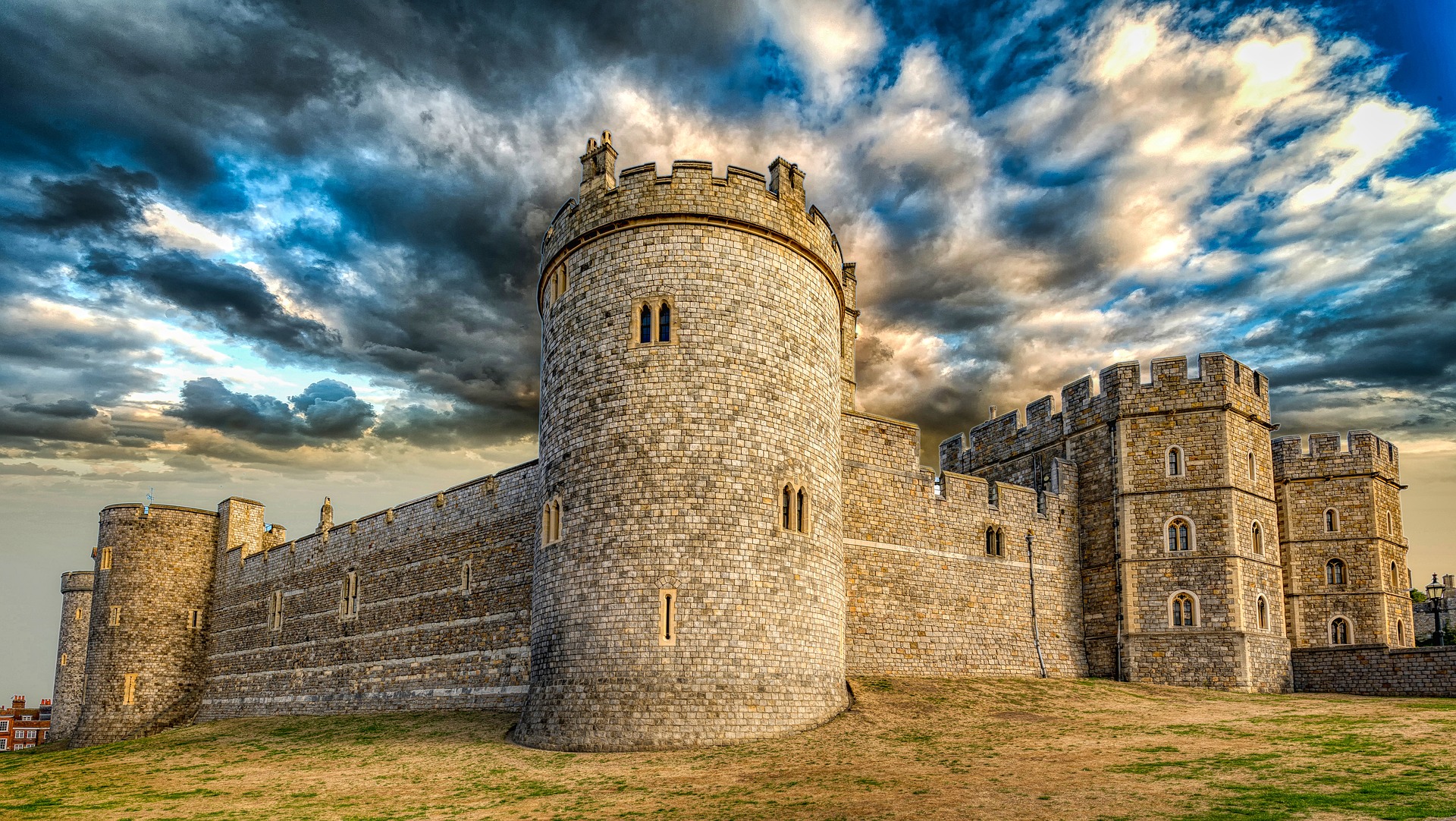 Immagine del Castello di Windsor: in primo piano una delle torri, il cielo in HDR