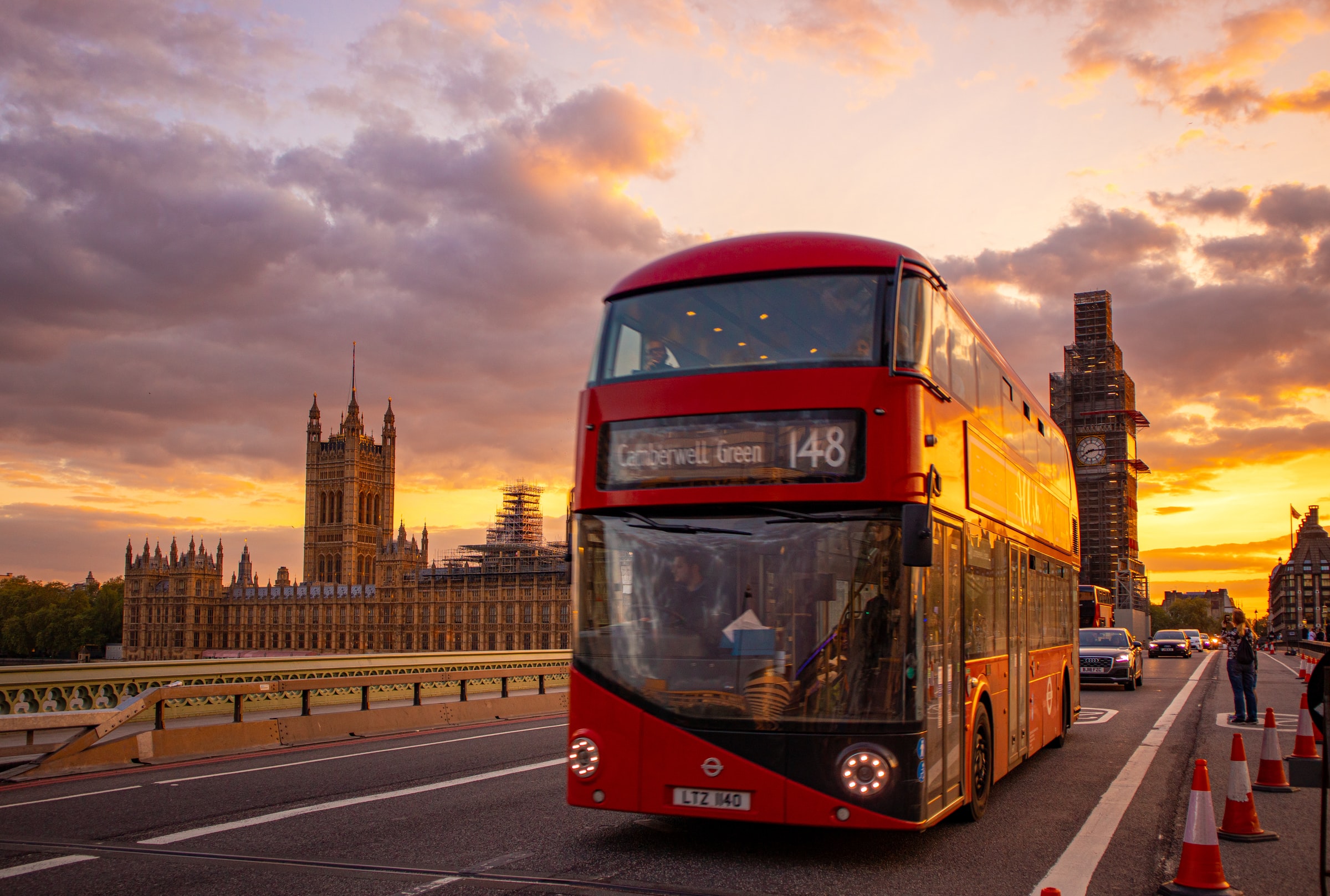 Info utili Londra: un Double Decker Bus davannti al Big Ben e al Parlamento inglese