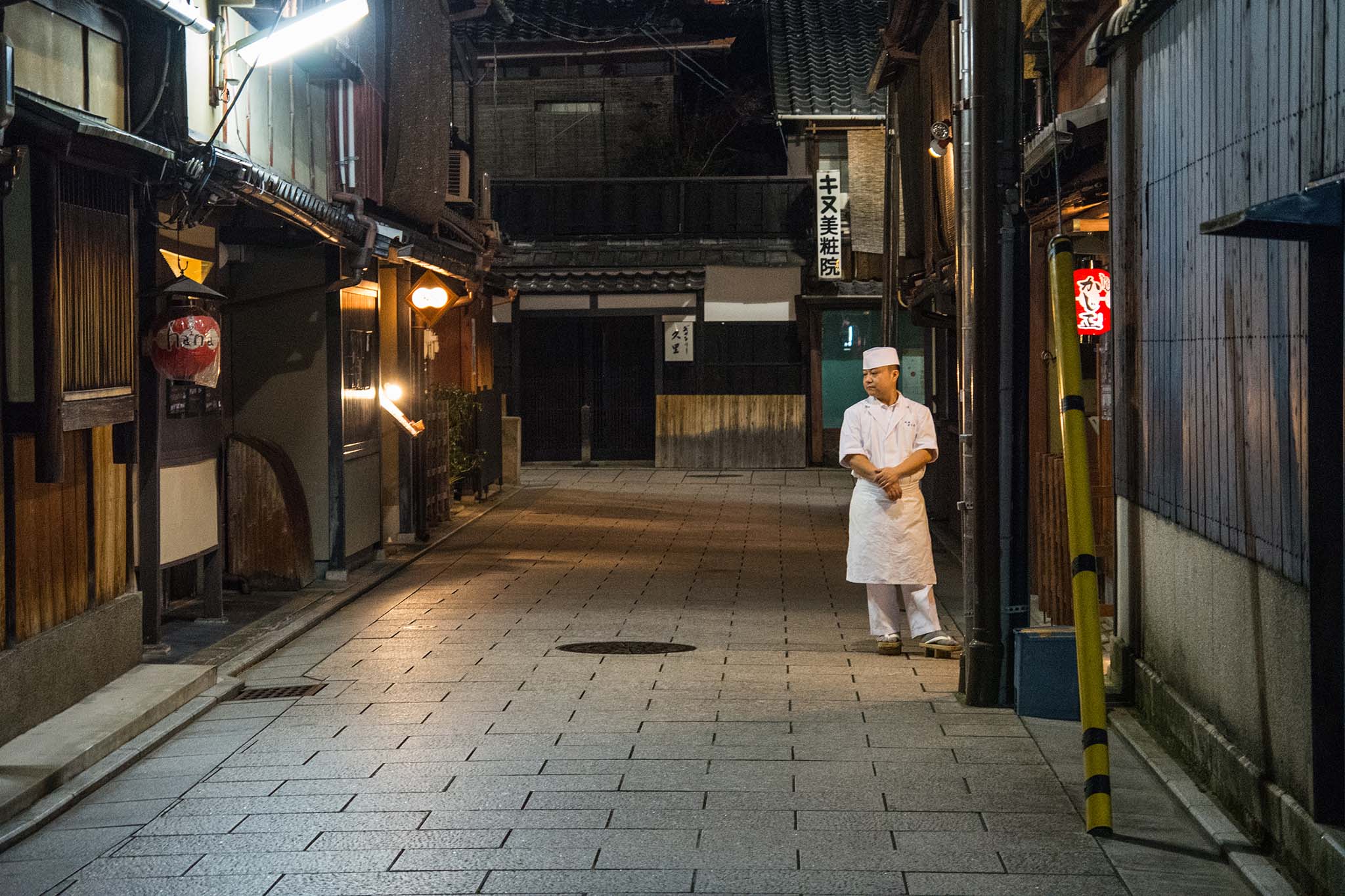 Un uomo a Gion, in un vicolo