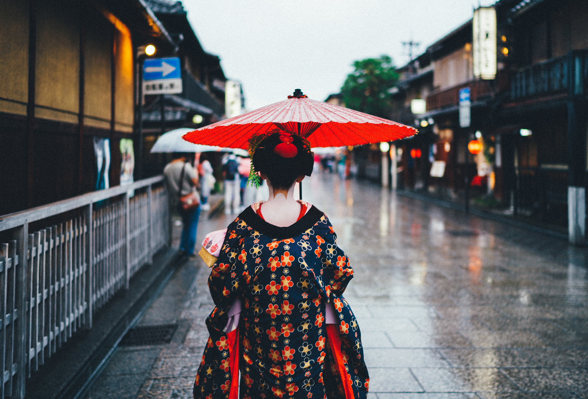 Una Geisha passeggia per Gion a Kyoto
